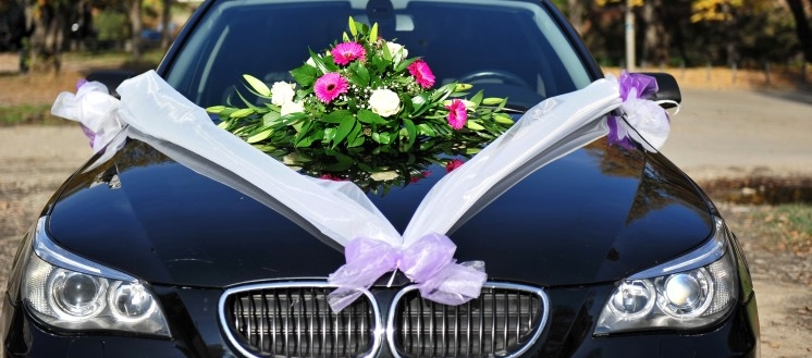 Blumendeko für den Autoschmuck der Hochzeit