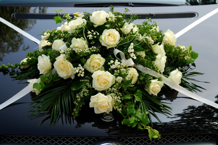 Blumenschmuck für das Hochzeitsauto