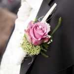 Hochzeitsanzug mit rosa Ansteckblume